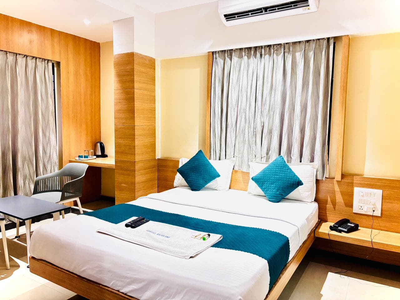 Deluxe Room A/C - View 5