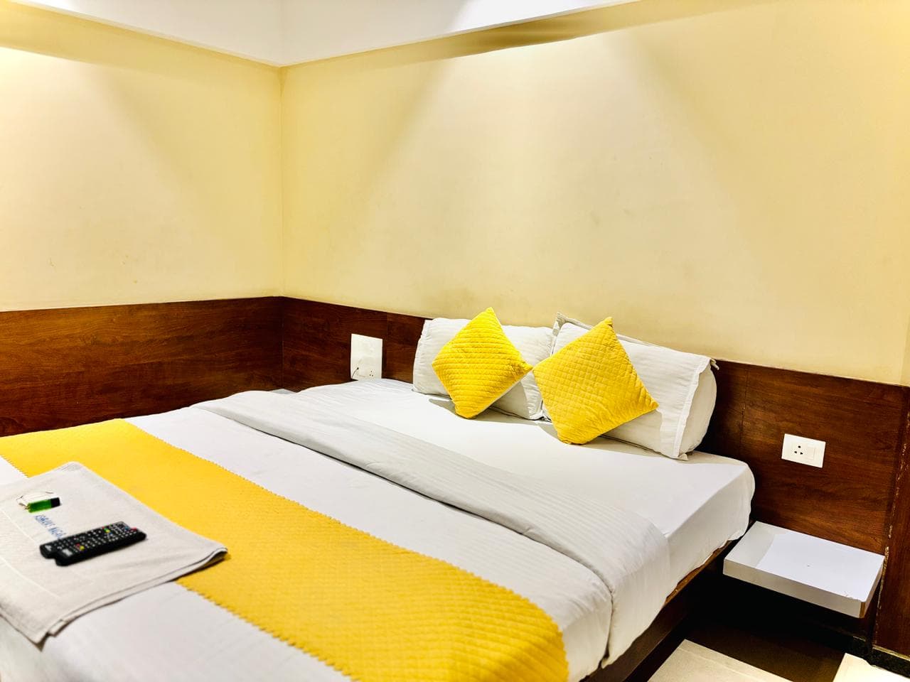 Deluxe Room A/C - View 12